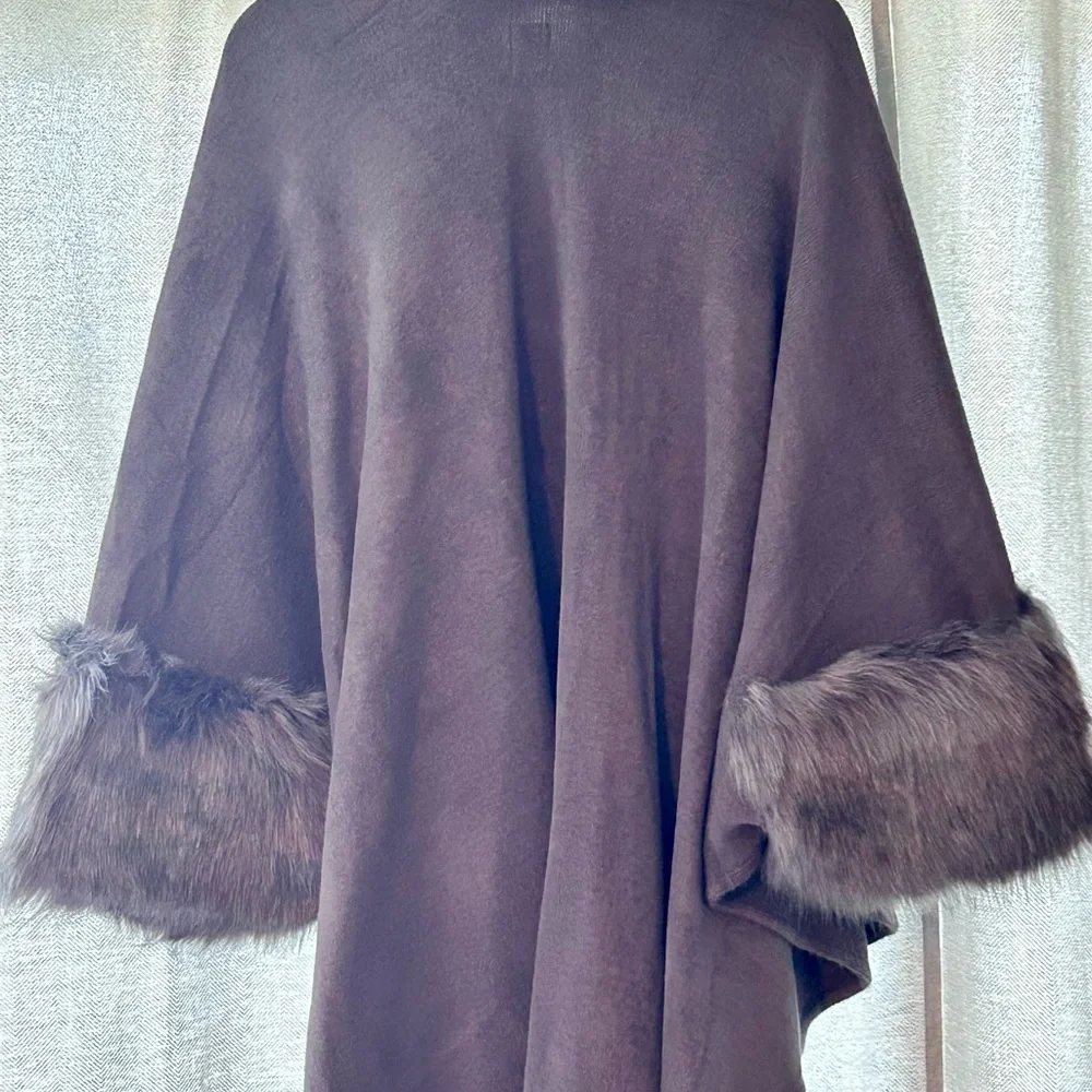 Chic Faux Fur-Trimmed Women's Poncho - Picture 3 of 4